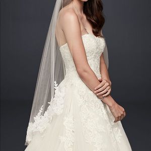 Trailing floral lace appliqué finger veil